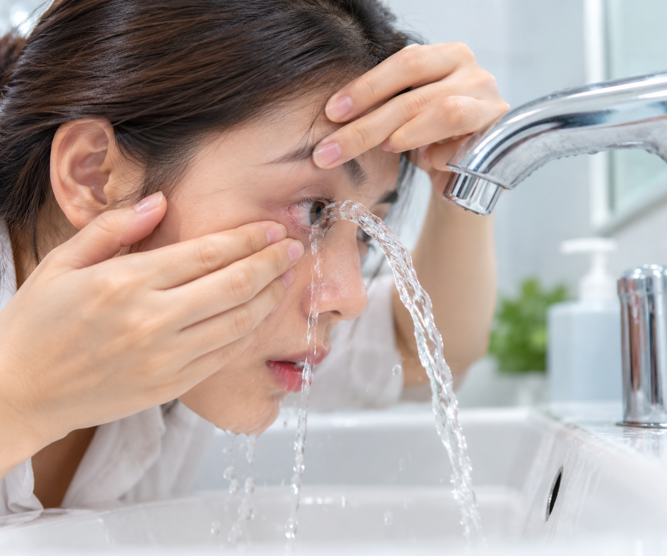 Rửa mắt dưới vòi nước