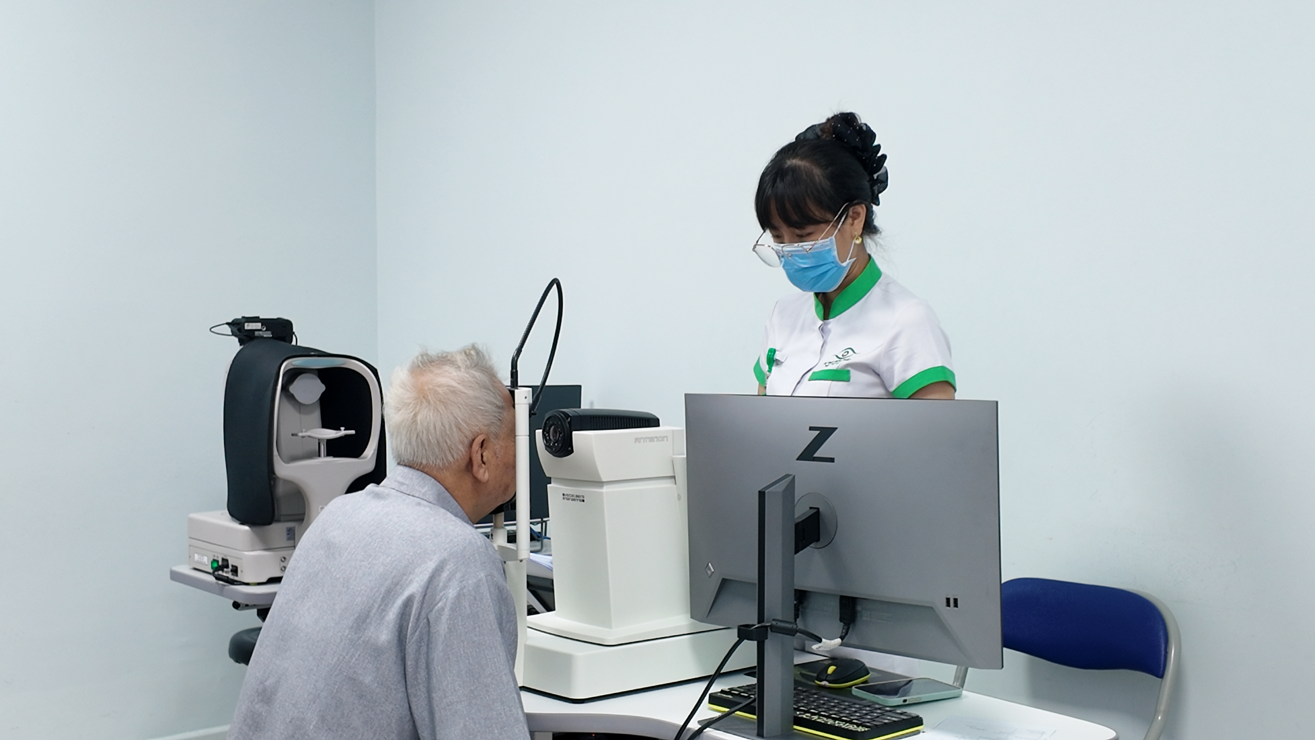 Hình ảnh minh họa cấu tạo mắt và dịch kính với các đốm vẩn đục bên trong