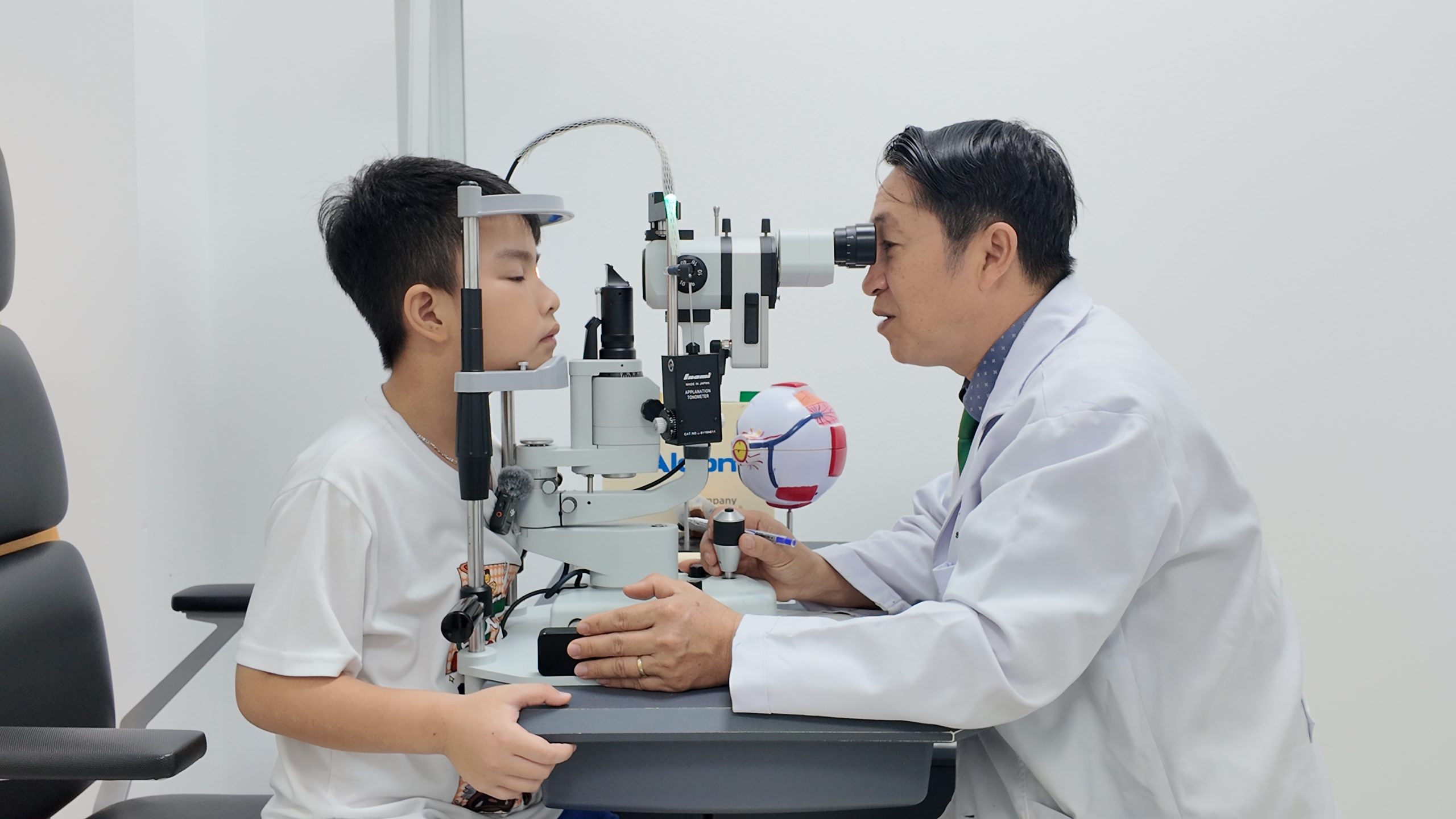 khám mắt 