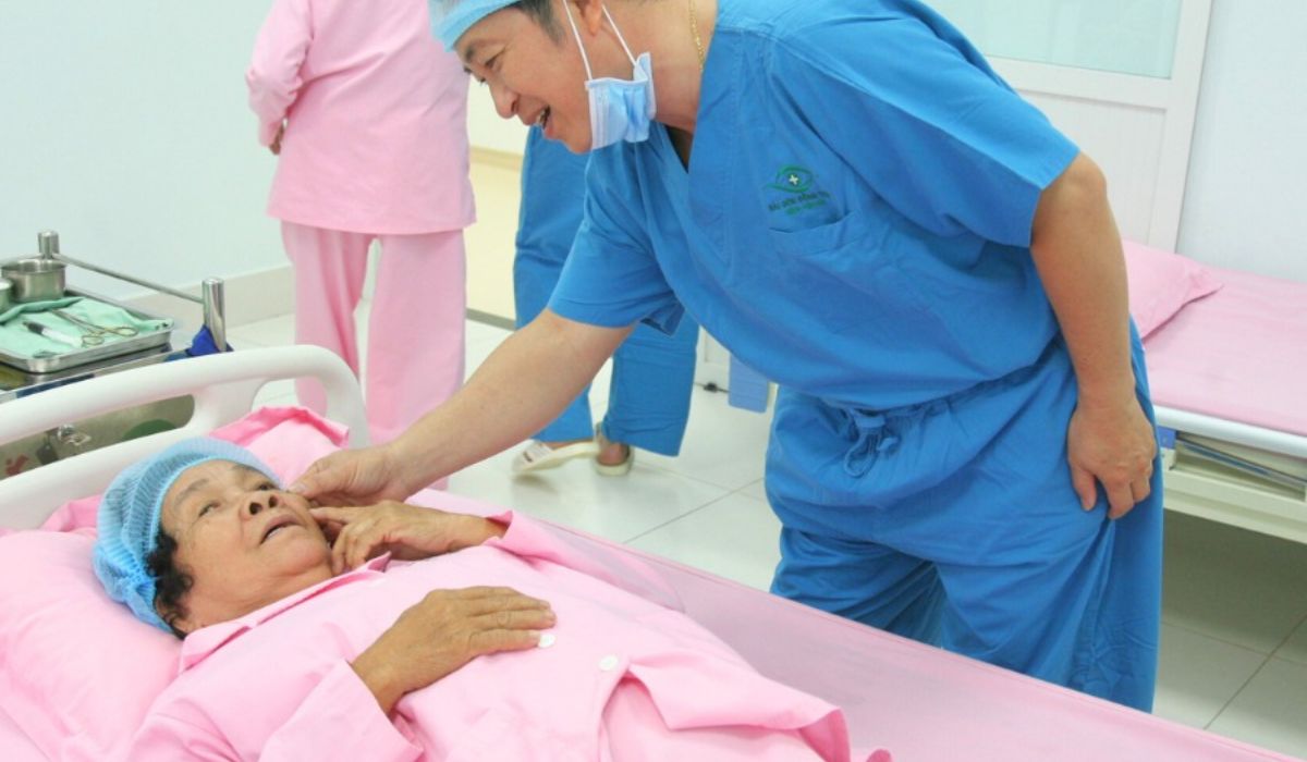 Bệnh nhân sau phẫu thuật mộng thịt được bác sĩ thăm khám