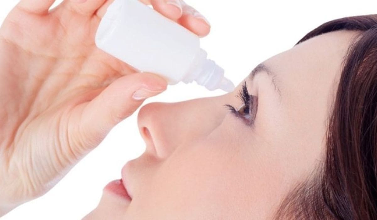 Mắt luôn trong trạng thái khó chiu, không thoải mái, nhỏ mắt liên tục