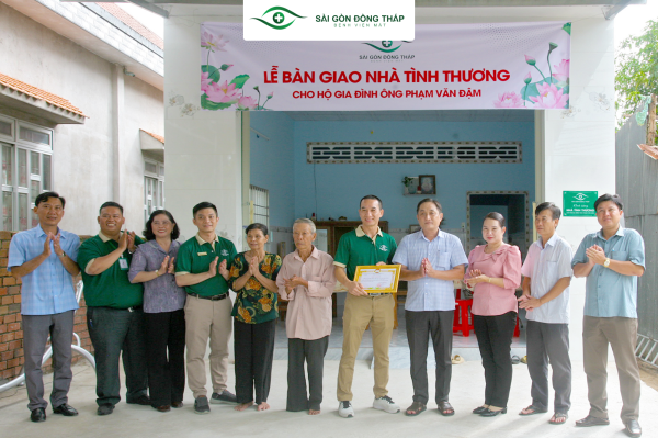 Trao nhà tình thương