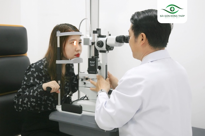 Bác sĩ khám mắt