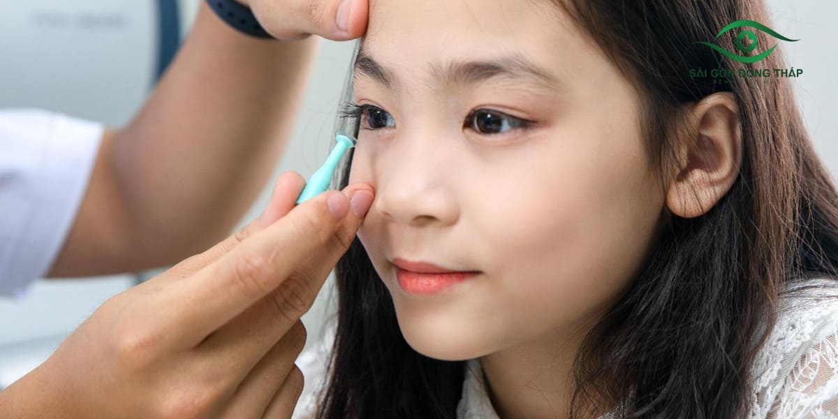Bác sĩ hướng dẫn chi tiết thao tác sử dụng, vệ sinh và bảo quản kính