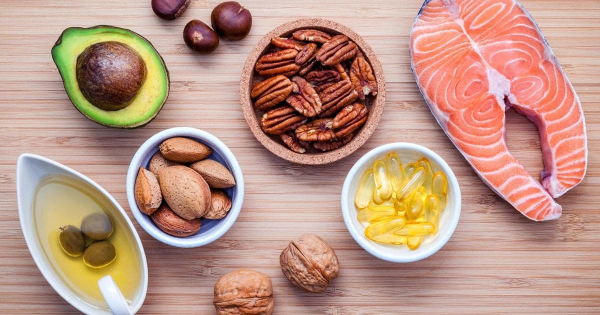 Cá hồi, các loại hạt rất giàu vitamin Omega tốt cho mắt