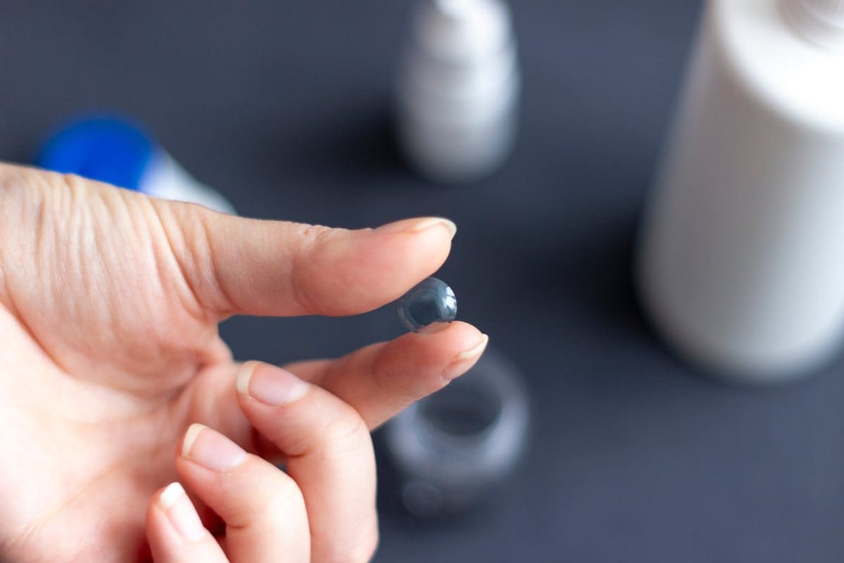 Cần bảo quản kính Ortho-K để tránh nguy cơ viêm nhiễm giác mạc