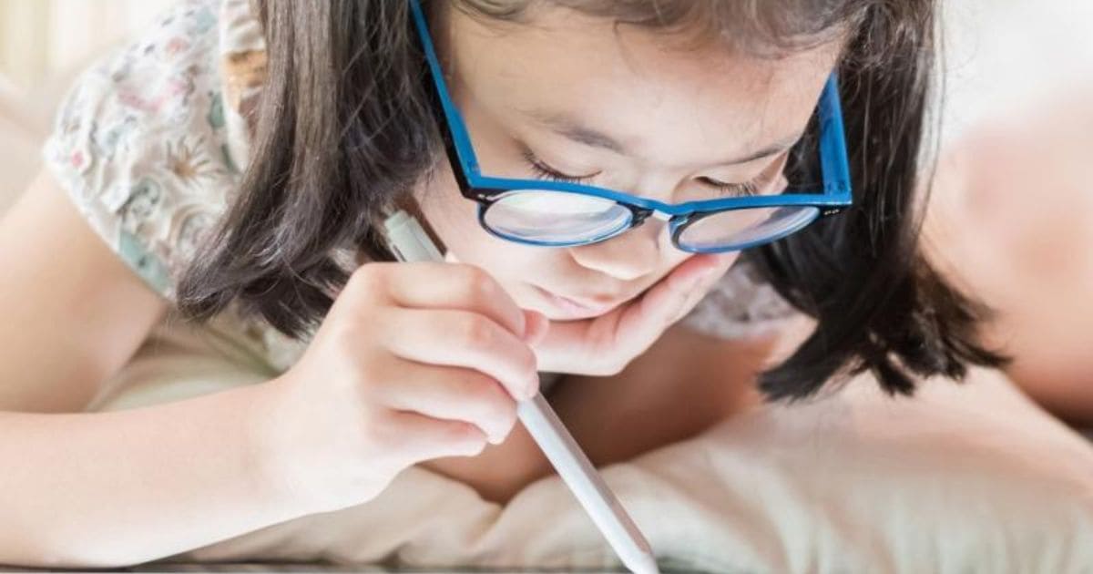 Cận thị có thể khiến các bé không nhìn rõ bảng, chậm tiếp thu trong giờ học