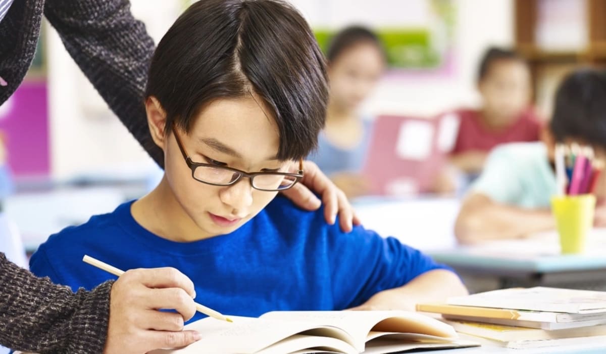 Cận thị từ sớm khiến trẻ gặp nhiều khó khăn trong việc học tập