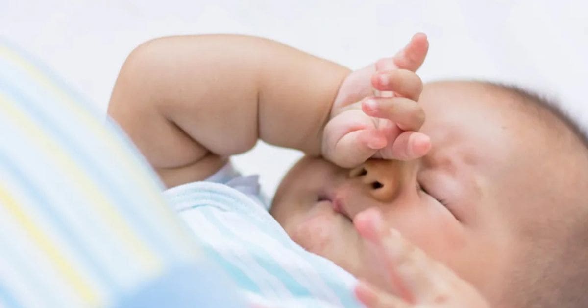 Dụi mắt nhiều có thể báo hiệu tình trạng cận thị sớm