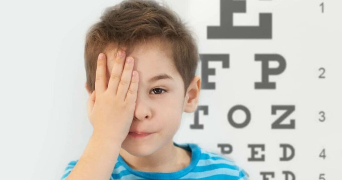 Không ít em bé bị cận ngay từ khi còn nhỏ