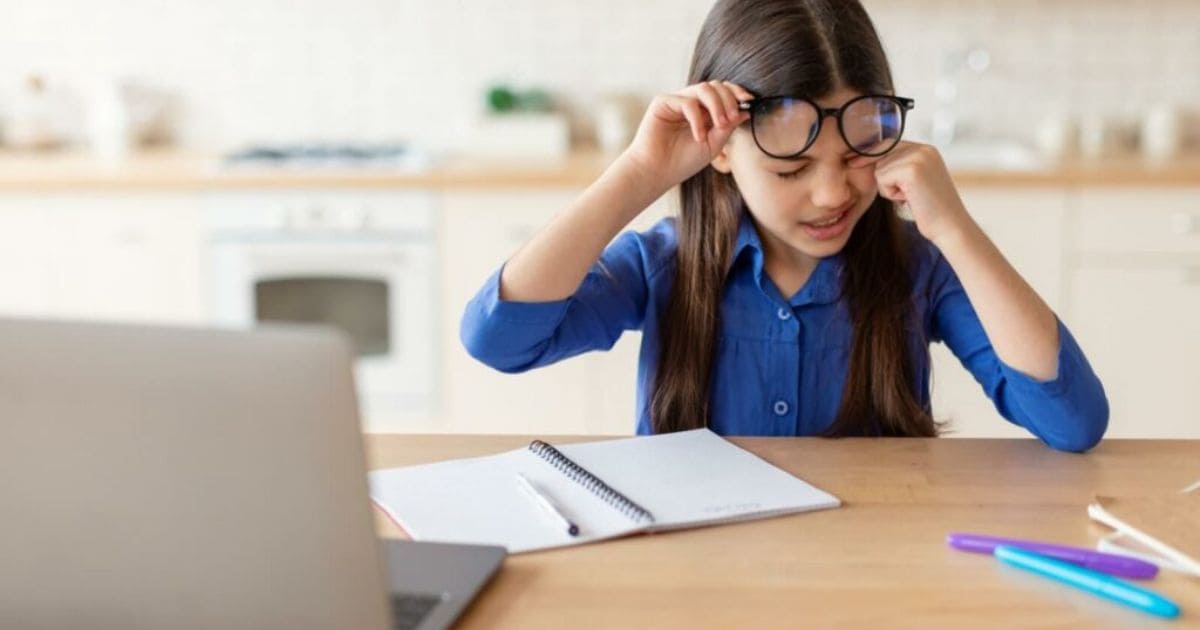 Nếu bé thường xuyên khô và nhức mỏi mắt, gia đình có thể dùng thêm thuốc bổ cho con