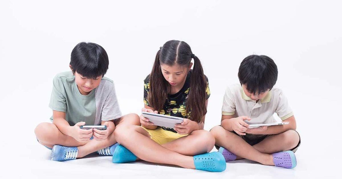 Ngồi sai tư thế cũng là lý do khiến các bé bị cận thị