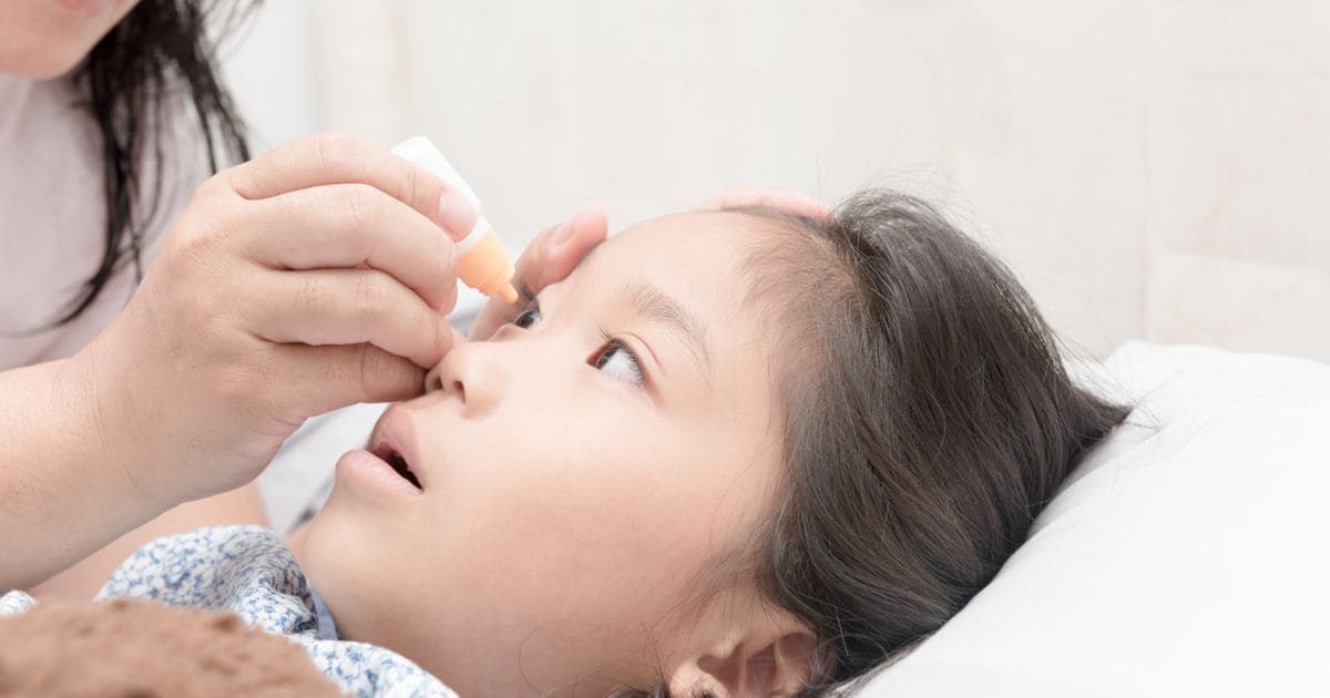Nhỏ mắt cũng là cách điều trị khá hiệu quả