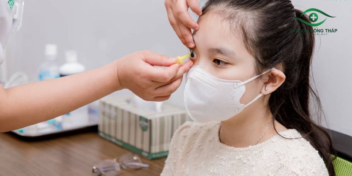 Tham khảo ý kiến bác sĩ để nắm rõ quy trình sử dụng kính Ortho K
