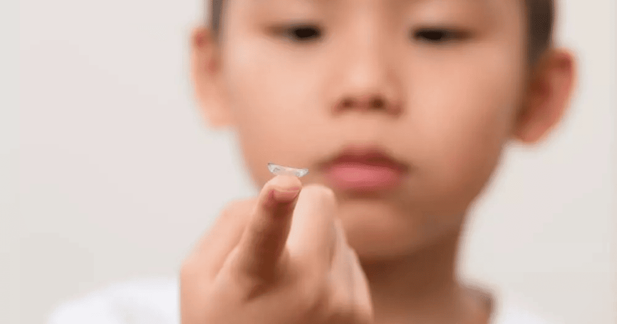 Thay vì đeo kính gọng, các em nhỏ có thể đeo kính áp tròng Ortho K 