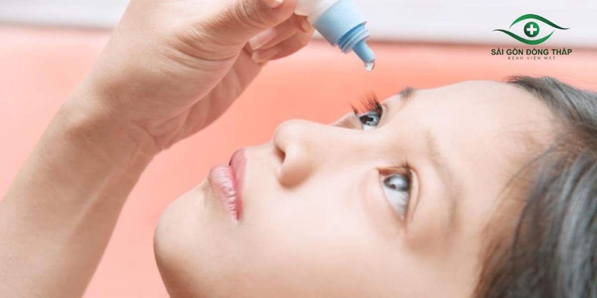 Thuốc nhỏ mắt atropin nồng độ thấp giúp kiểm soát cận thị ở trẻ