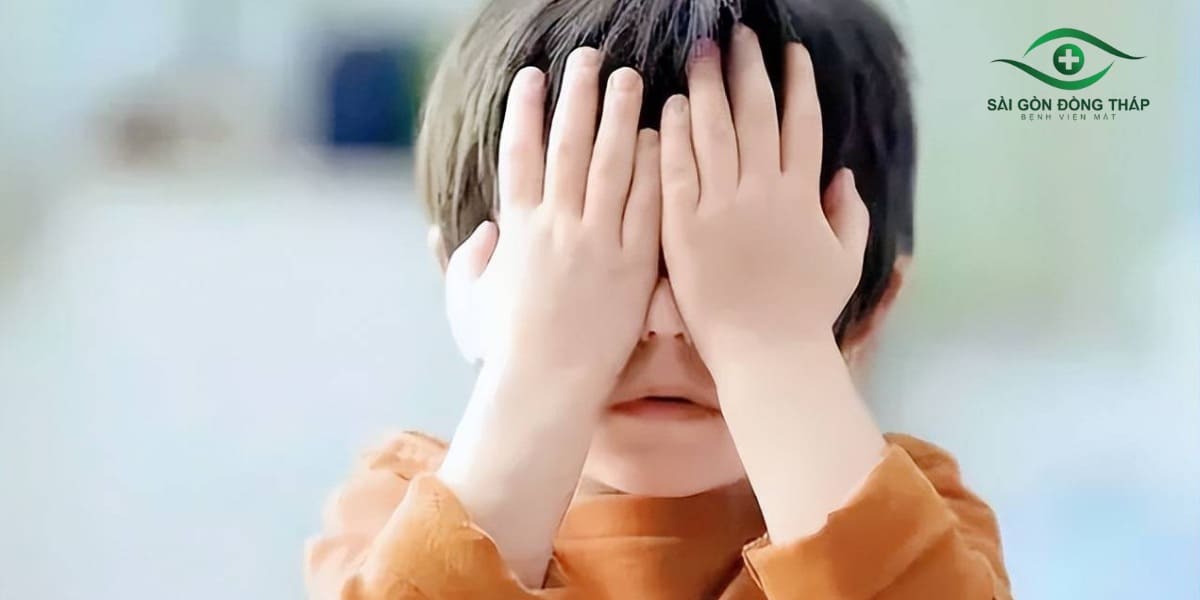 Trẻ có thể nhạy cảm hơn với ánh sáng khi nhỏ mắt bằng atropin