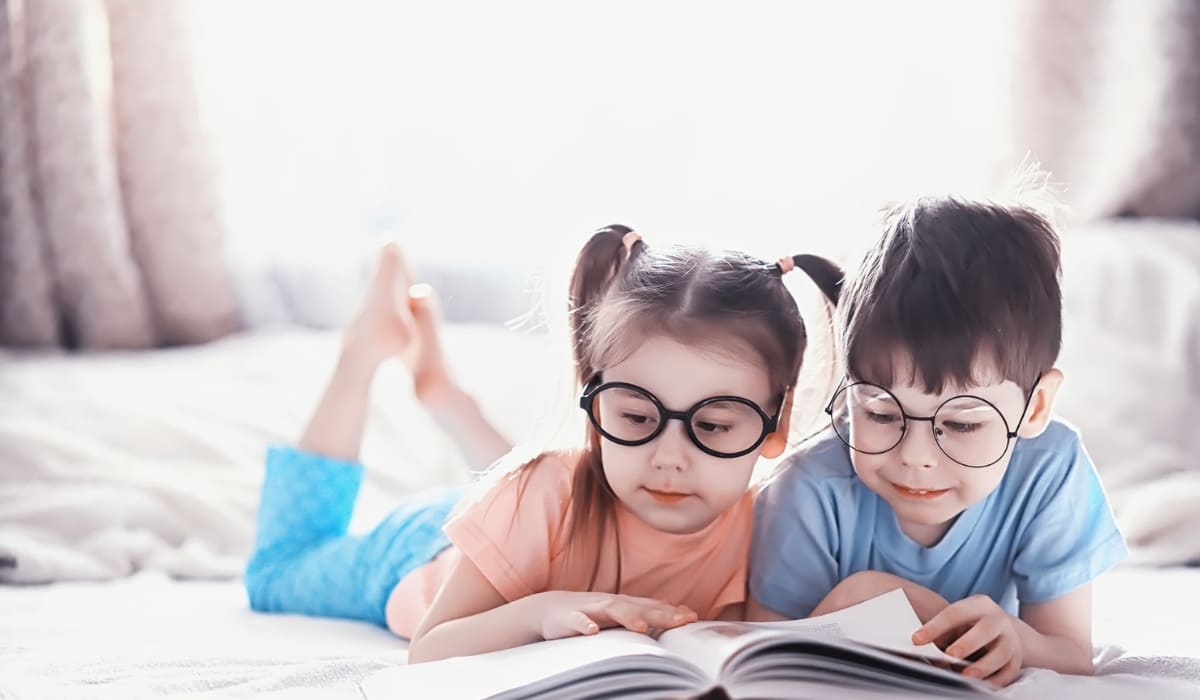 Trẻ khó đọc chữ ở khoảng cách gần là dấu hiệu cận thị