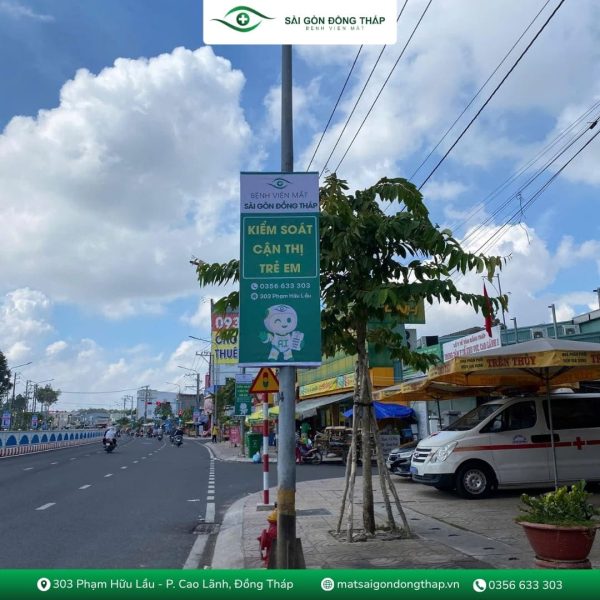 Bệnh viện Mắt Sài Gòn Đồng Tháp treo phướn tuyên truyền kiểm soát cận thị ở trẻ em tại TP. Cao Lãnh
