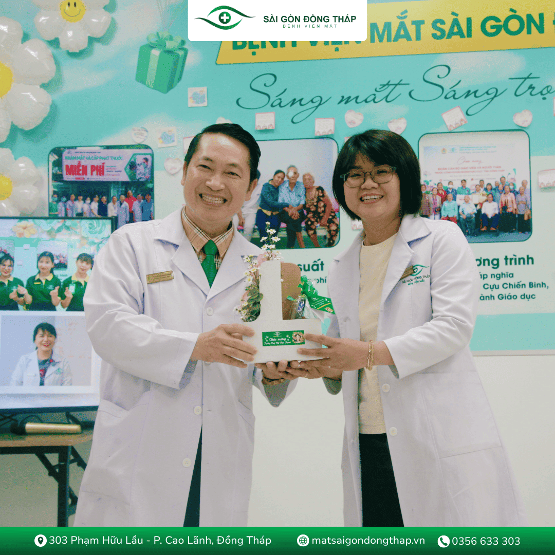 Khoảnh khắc bác sĩ BS CKI Lê Hoàng Minh trao tận tay món quà 20/10