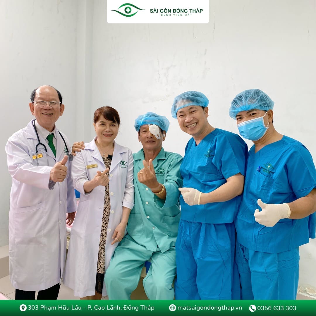 Ông Đoàn Văn Hồng rạng rỡ sau ca mổ Phaco, đôi mắt sáng rõ và tràn đầy sức sống