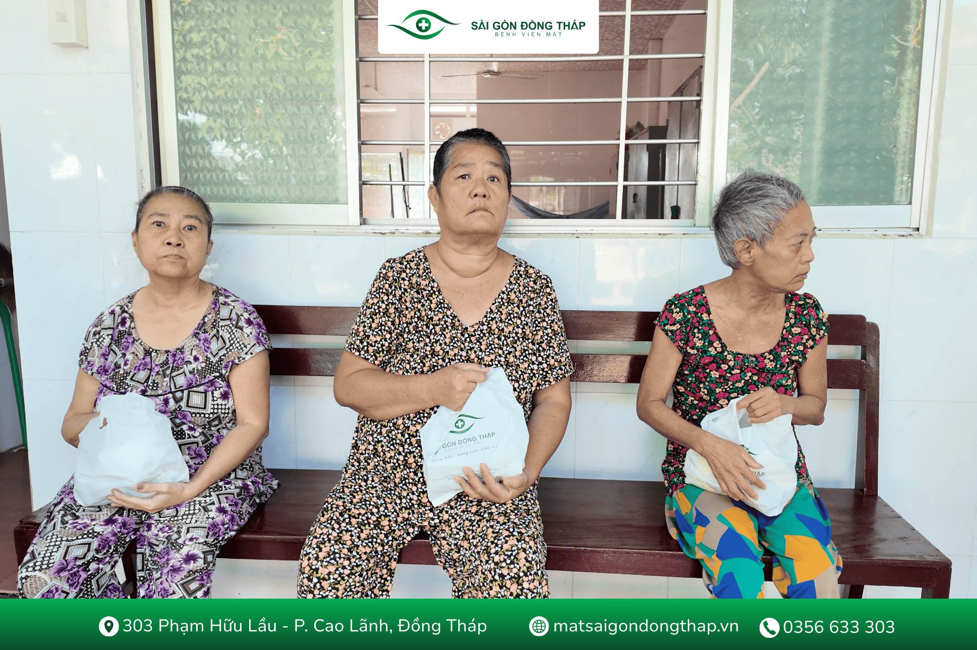 Bệnh viện Mắt Sài Gòn Đồng Tháp trao tặng quà Tết cho người già