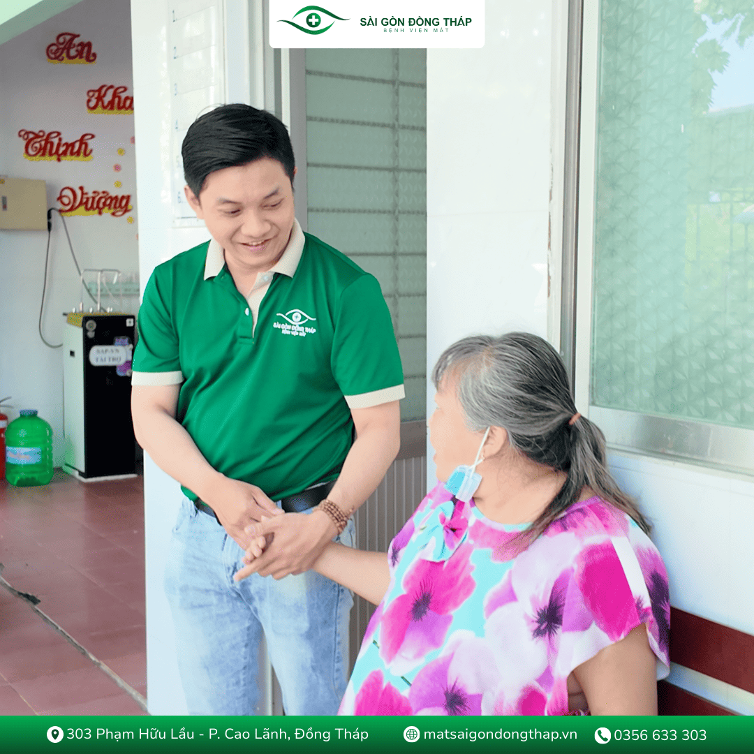 Nhân viên của Bệnh viện Mắt Sài Gòn Đồng Tháp thăm hỏi, động viên các cụ già tại Trung tâm