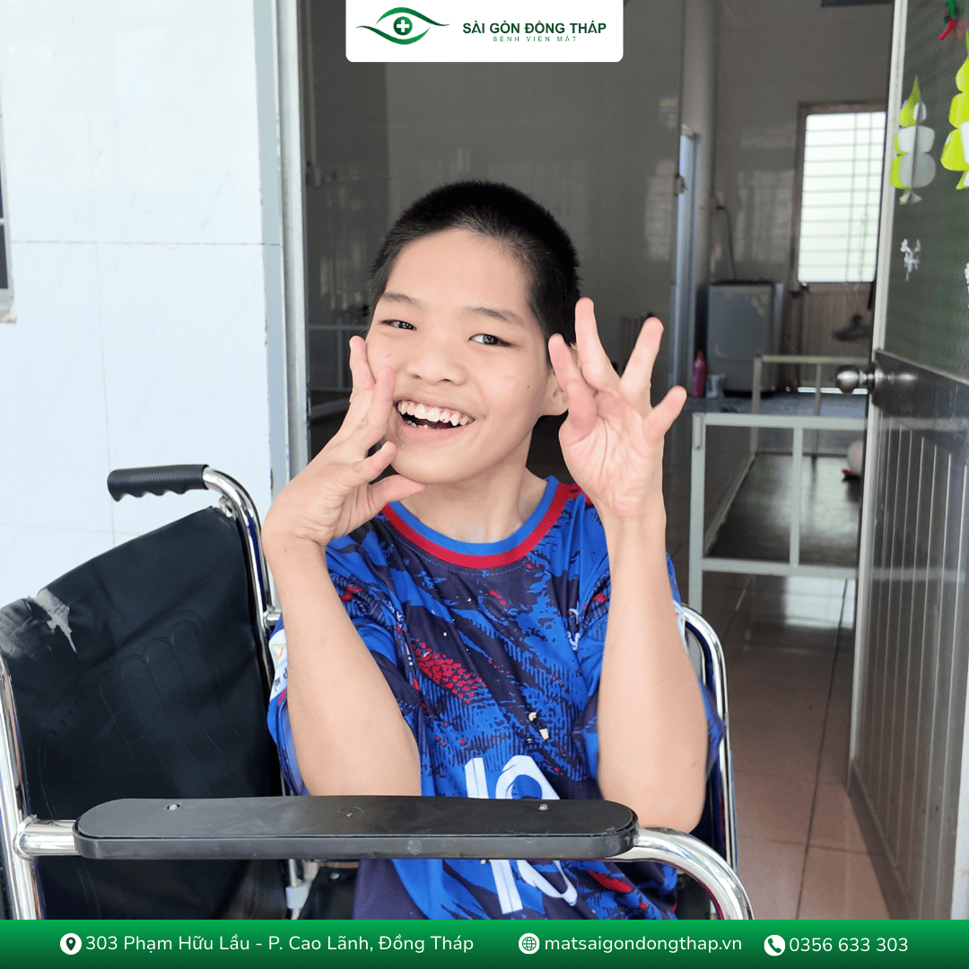 Niềm vui của các em nhỏ khi nhận quà từ đoàn thiện nguyện Bệnh viện Mắt Sài Gòn Đồng Tháp