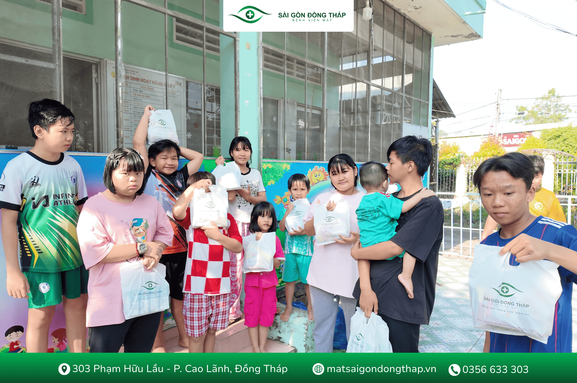 Niềm vui của các em nhỏ khi nhận quà từ đoàn thiện nguyện Bệnh viện Mắt Sài Gòn Đồng Tháp