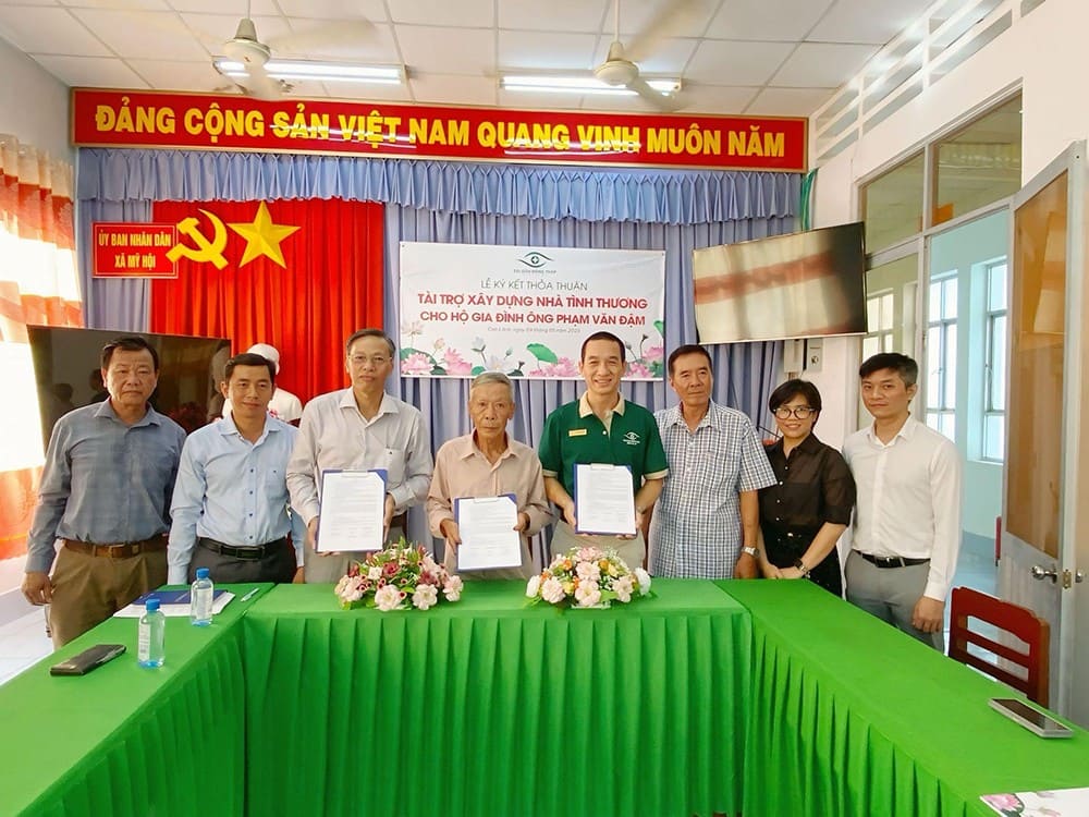 Lễ ký kết tài trợ nhà tình thương có sự tham gia của Giám đốc Bệnh viện Mắt Sài Gòn Đồng Tháp, Chủ tịch xã Mỹ Hội và ông Phạm Văn Đậm