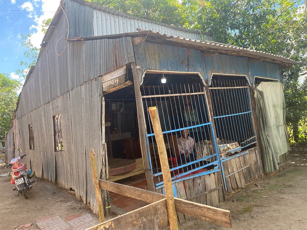 Ngôi nhà lá xập xệ là nơi gia đình ông Phạm Văn Đậm nương tựa suốt nhiều năm