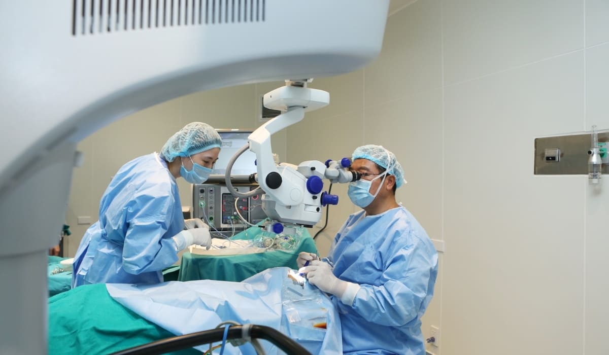Bác sĩ thực hiện thủ thuật tiêm thuốc vào mắt cho bệnh nhân trong phòng vô trùng
