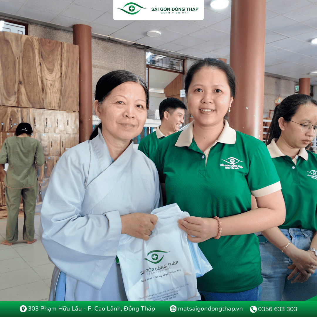 Phát thuốc miễn phí cho bà con