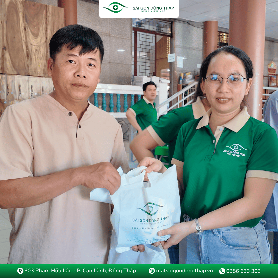 Phát thuốc miễn phí cho bà con