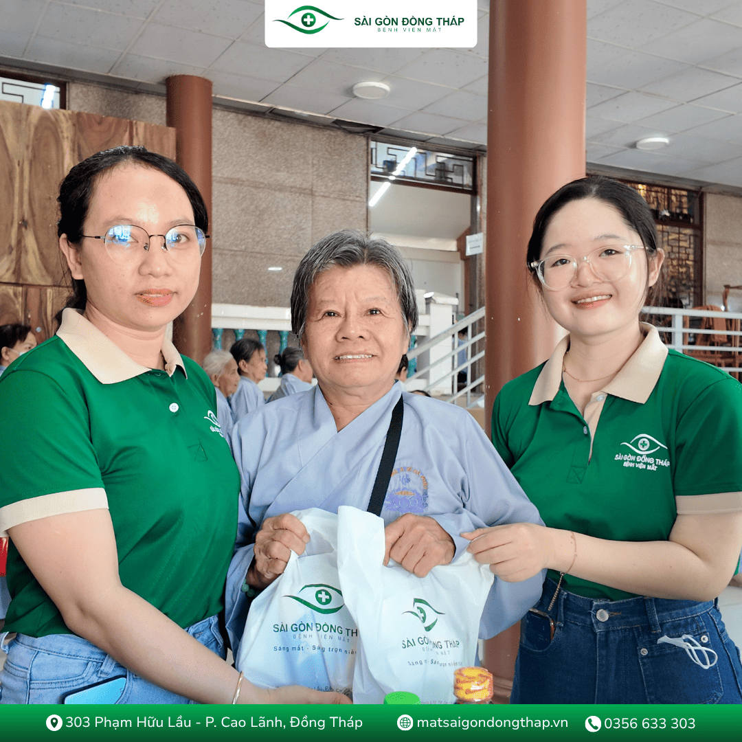 Phát thuốc miễn phí cho bà con