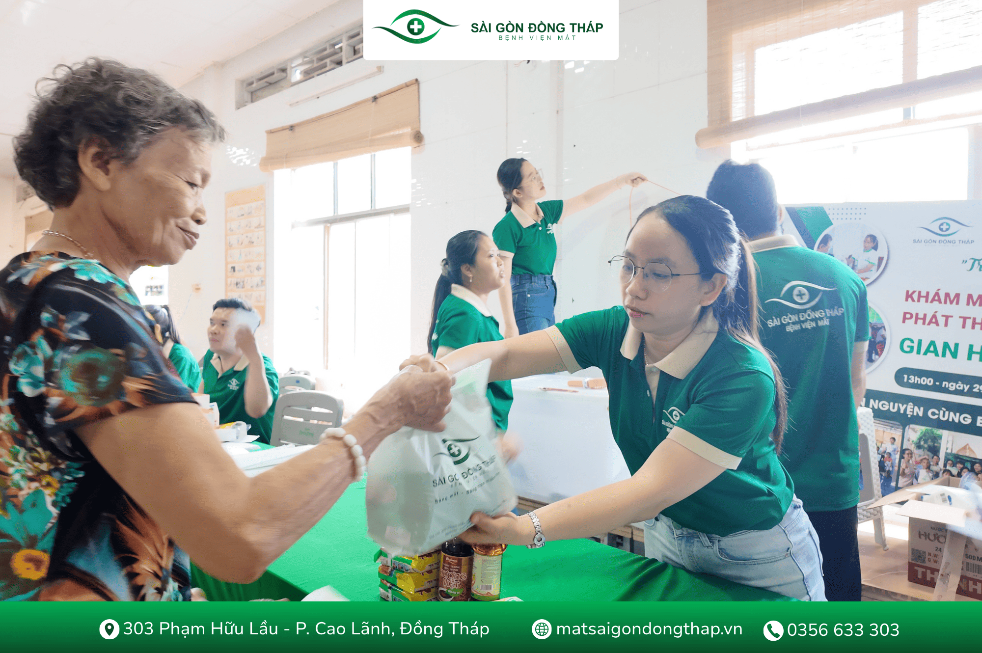 Trao tặng quà nhu yếu phẩm thiện nguyện tại Chùa Linh Bửu.