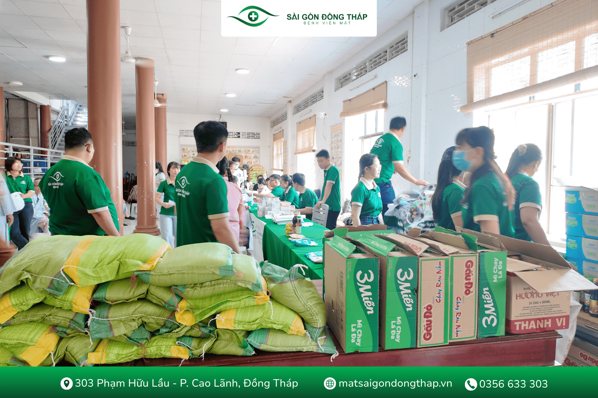 Trao tặng quà nhu yếu phẩm thiện nguyện tại Chùa Linh Bửu.