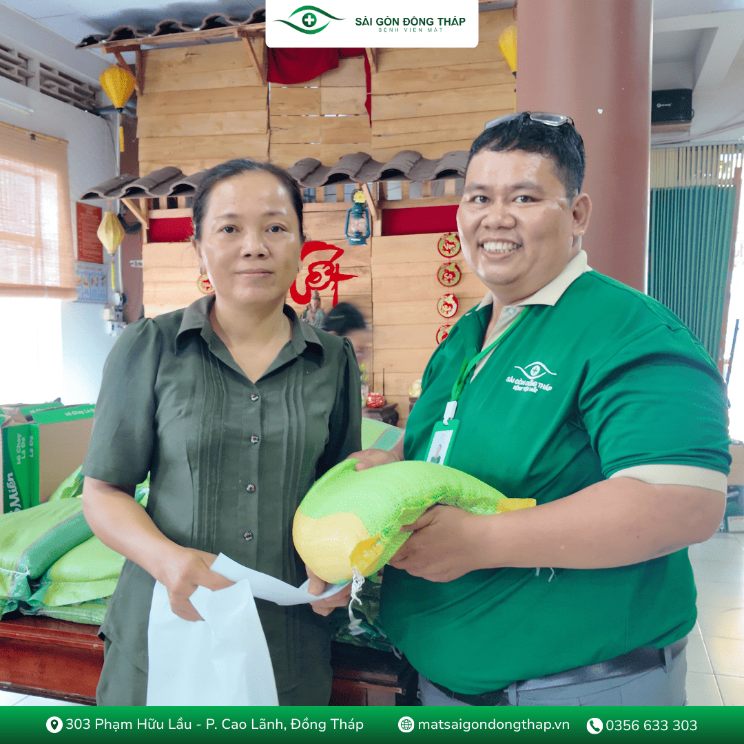 Trao tặng quà nhu yếu phẩm thiện nguyện tại Chùa Linh Bửu.