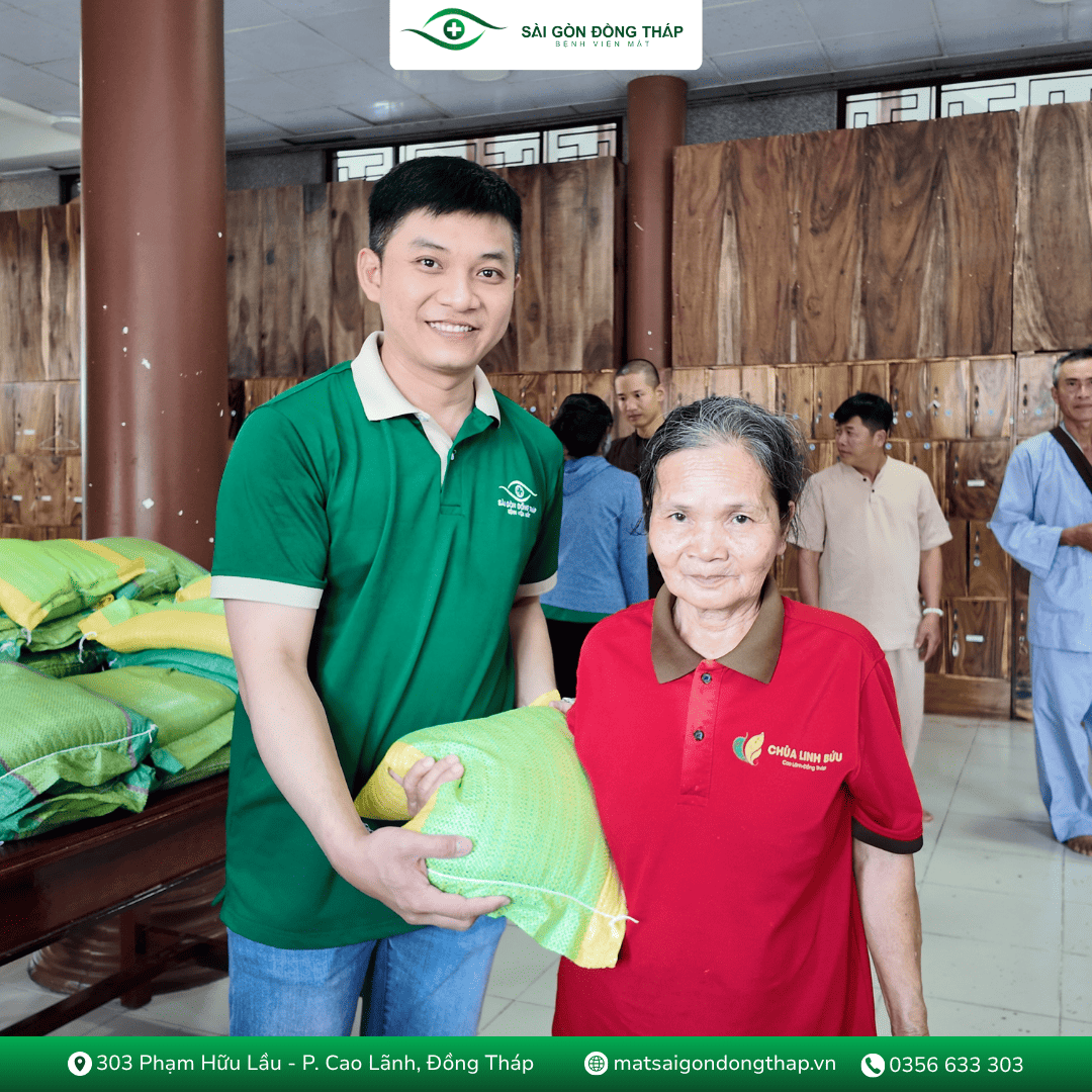 Trao tặng quà nhu yếu phẩm thiện nguyện tại Chùa Linh Bửu.