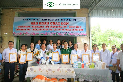 Khám mắt, phát thuốc miễn phí và phát gạo, nhu yếu phẩm cho người dân xã Tân Huề