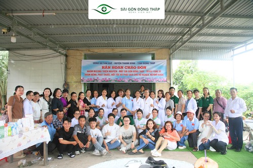 Khám mắt, phát thuốc miễn phí và phát gạo, nhu yếu phẩm cho người dân xã Tân Huề