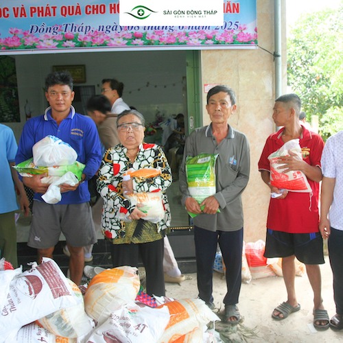 Khám mắt, phát thuốc miễn phí và phát gạo, nhu yếu phẩm cho người dân xã Tân Huề