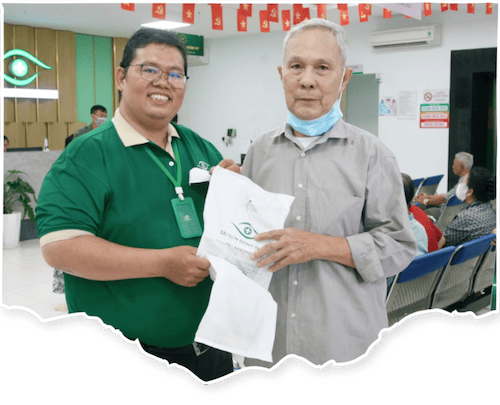 Bệnh viện Mắt Sài Gòn Đồng Tháp phát thuốc miễn phí cho người cao tuổi