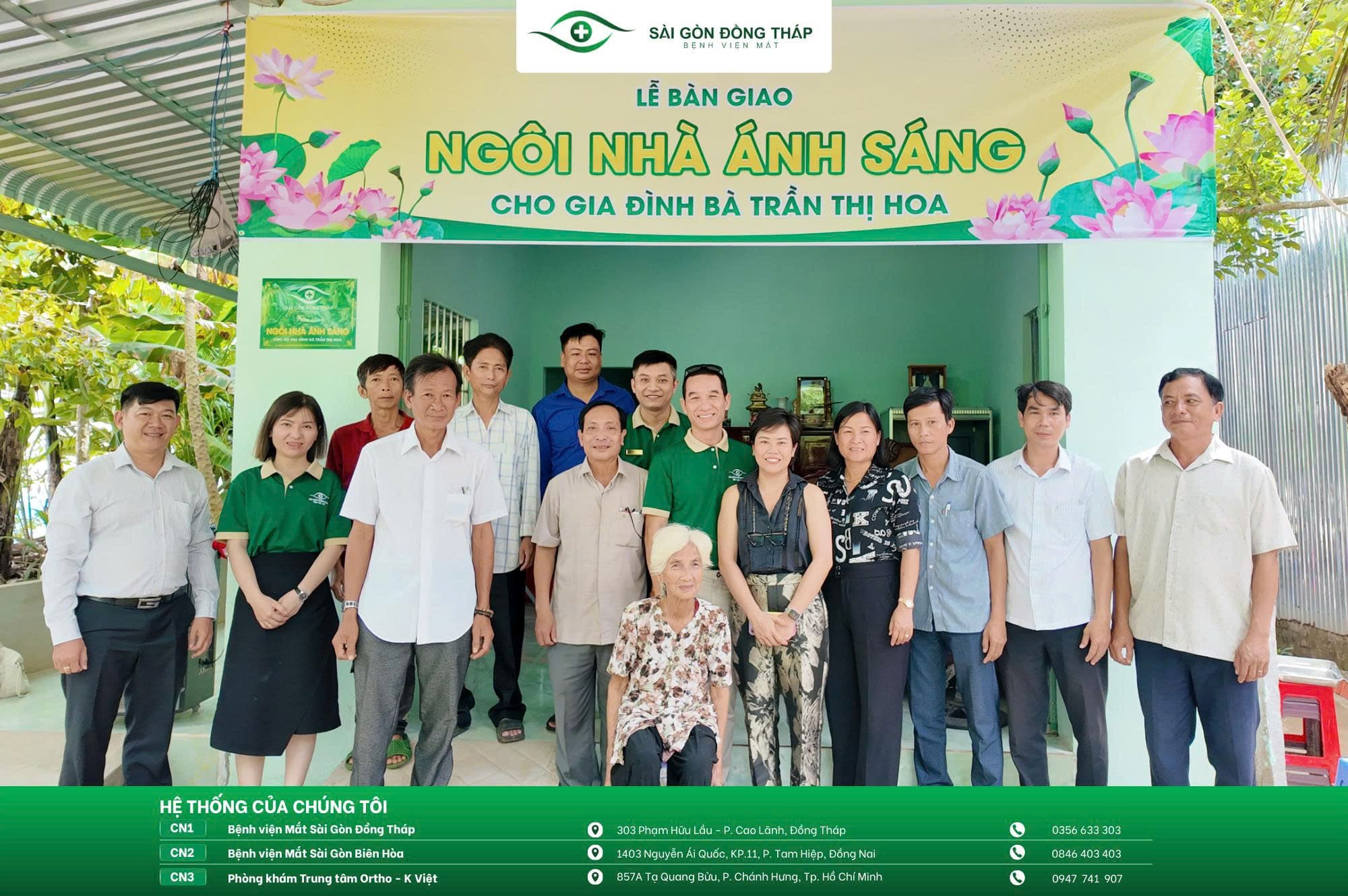 Bệnh viện Mắt Sài Gòn Đồng Tháp cùng chính quyền địa phương tại lễ bàn giao “Ngôi nhà Ánh sáng” cho gia đình bà Trần Thị Hoa