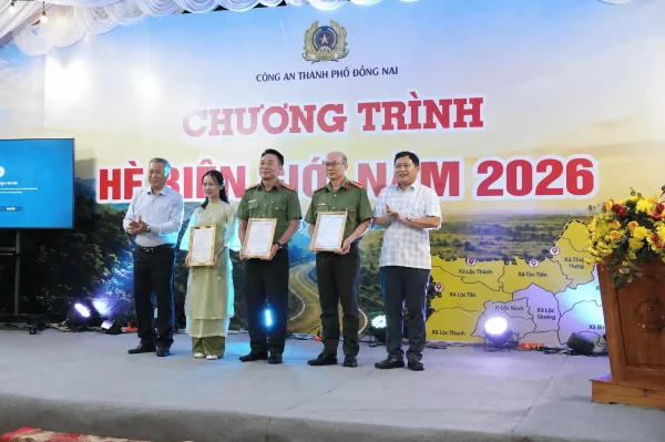 Đại diện xã Đắk Ơ trao thư cảm ơn đến Bệnh viện Mắt Sài Gòn Biên Hòa và các đơn vị đồng hành