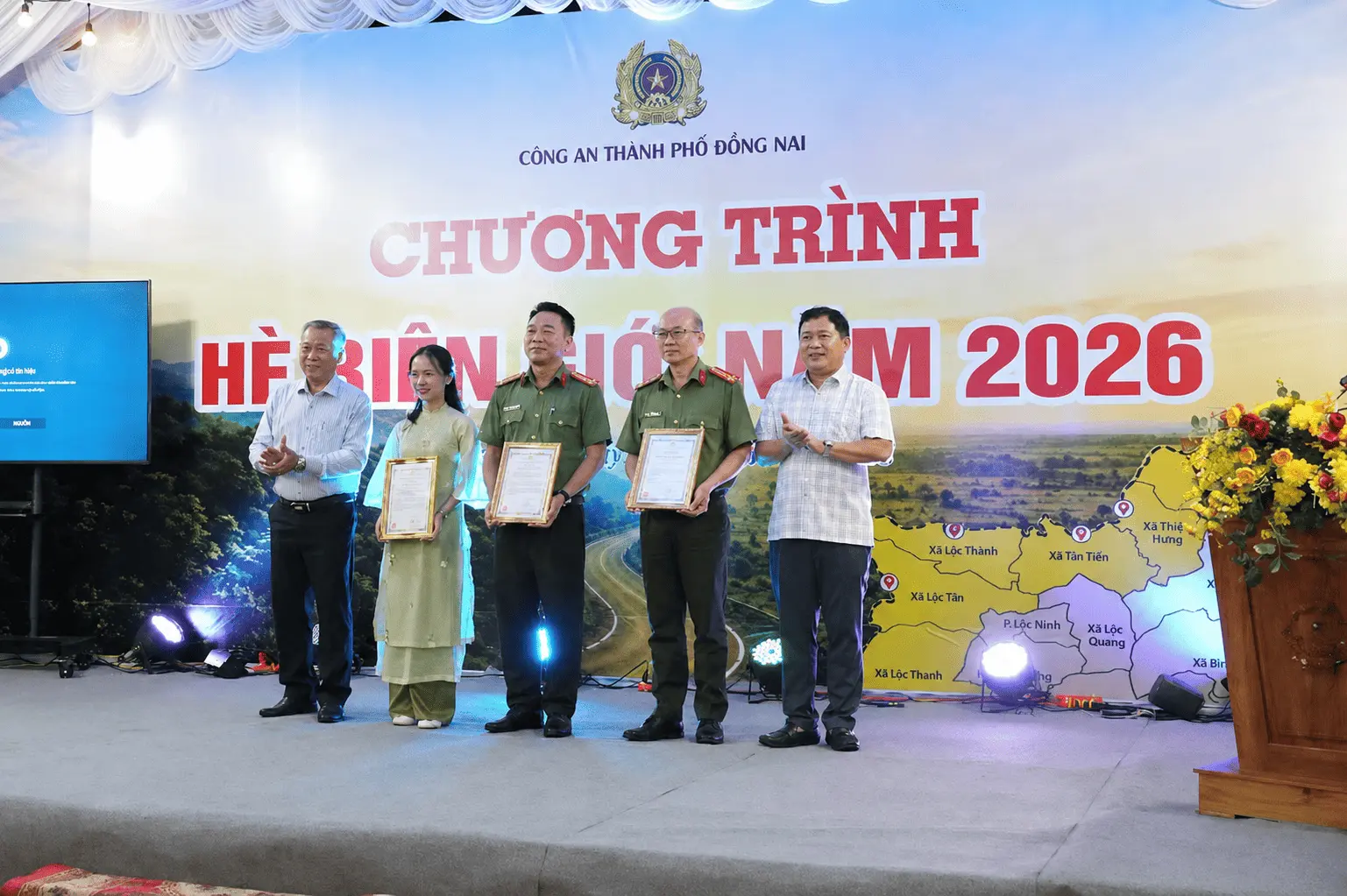 Đại diện xã Đắk Ơ trao thư cảm ơn đến Bệnh viện Mắt Sài Gòn Biên Hòa và các đơn vị đồng hành