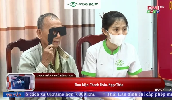 Người dân được nhân viên y tế Bệnh viện Mắt Sài Gòn Biên Hòa hướng dẫn kiểm tra thị lực trong chương trình khám mắt cộng đồng.