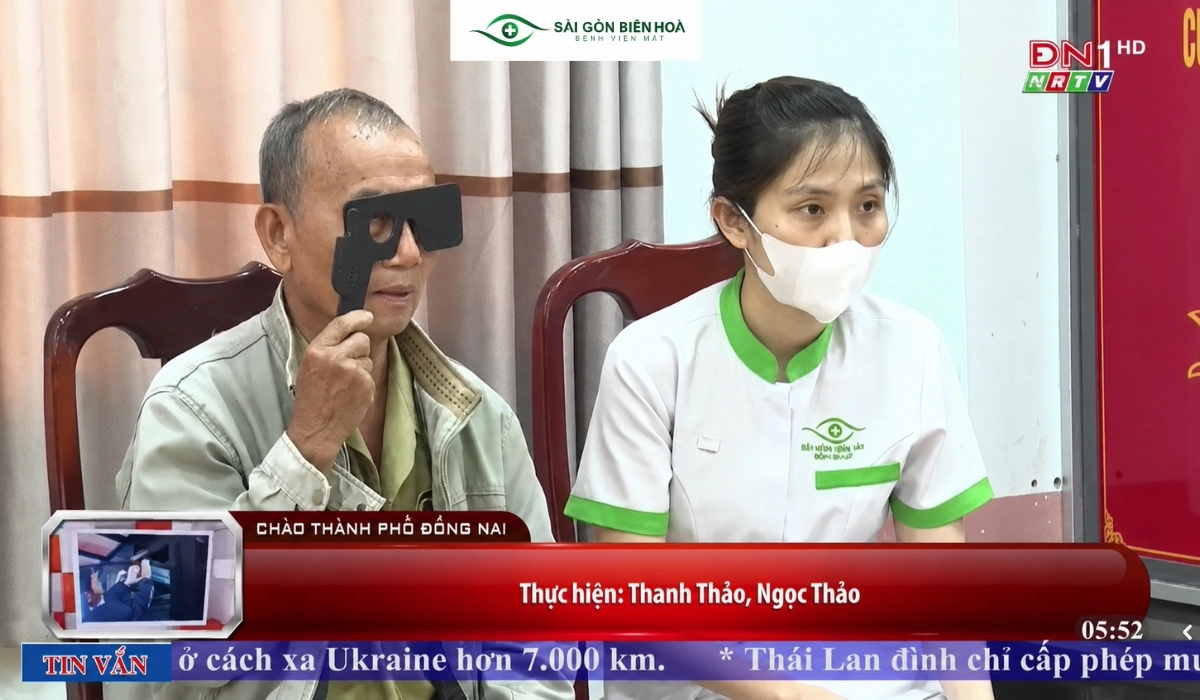 Người dân được nhân viên y tế Bệnh viện Mắt Sài Gòn Biên Hòa hướng dẫn kiểm tra thị lực trong chương trình khám mắt cộng đồng.