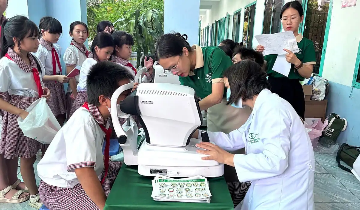 Khám mắt hơn 800 học sinh trường TH-THCS Hiệp Hòa