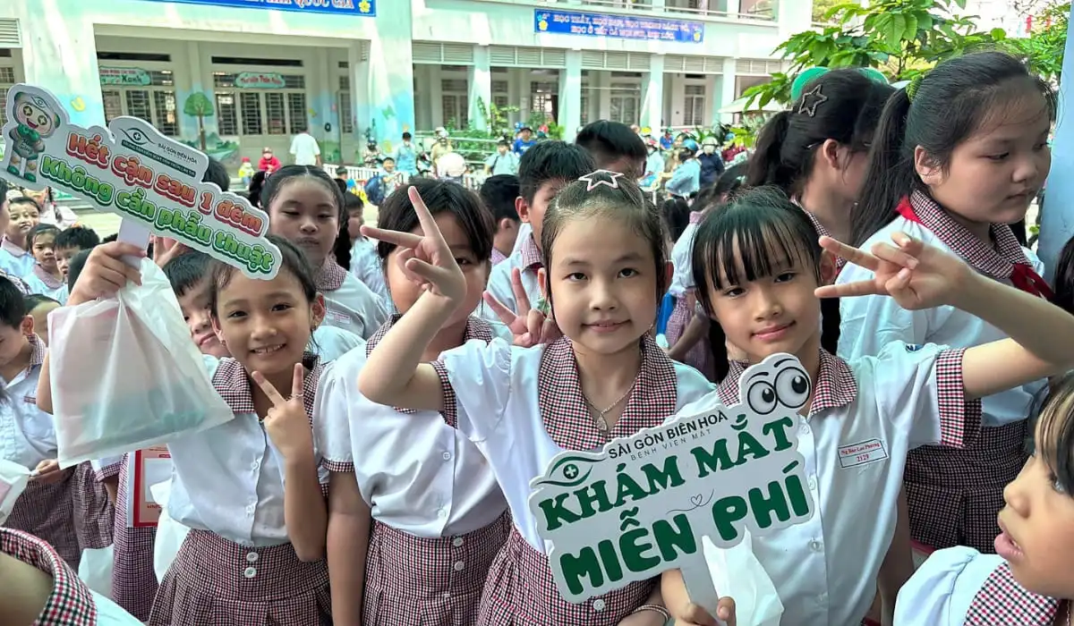 Khám mắt hơn 800 học sinh trường TH-THCS Hiệp Hòa